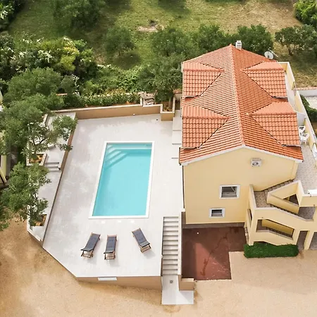 Amazing In With Outdoor Swimming Pool *