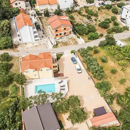 Amazing In With Outdoor Swimming Pool
